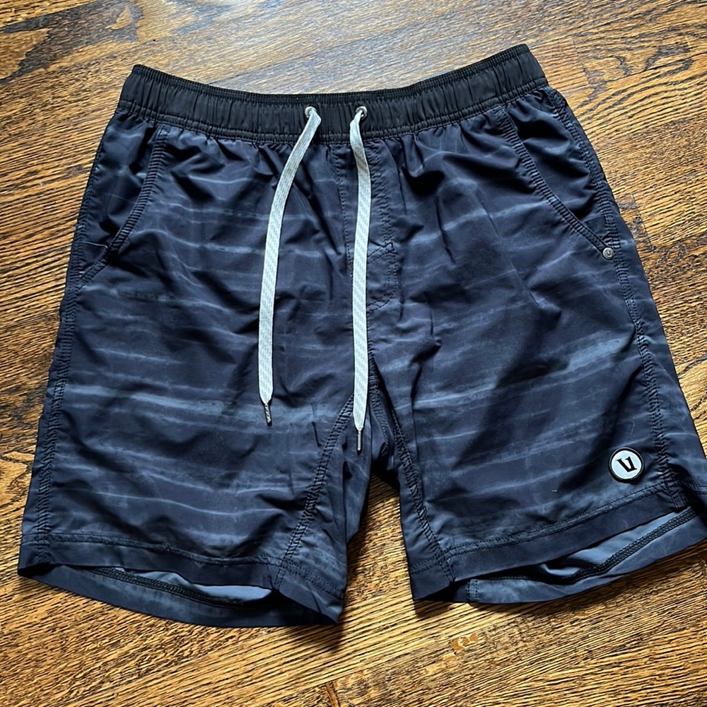 Vuori workout shorts size medium